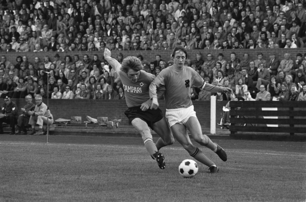Johan-Cruijff-in-actie-tijdens-de-oefenwedstrijd-van-Oranje-tegen-HSV-1974