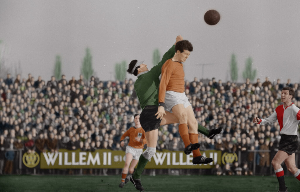 Volendammer-Johan-Pelk-in-duel-met-Eddy-Pieters-Graafland-Rechts-kijkt-Hans-Kraaij-sr-toe-Feyenoord-zou-met-0-3-winnen-1963
